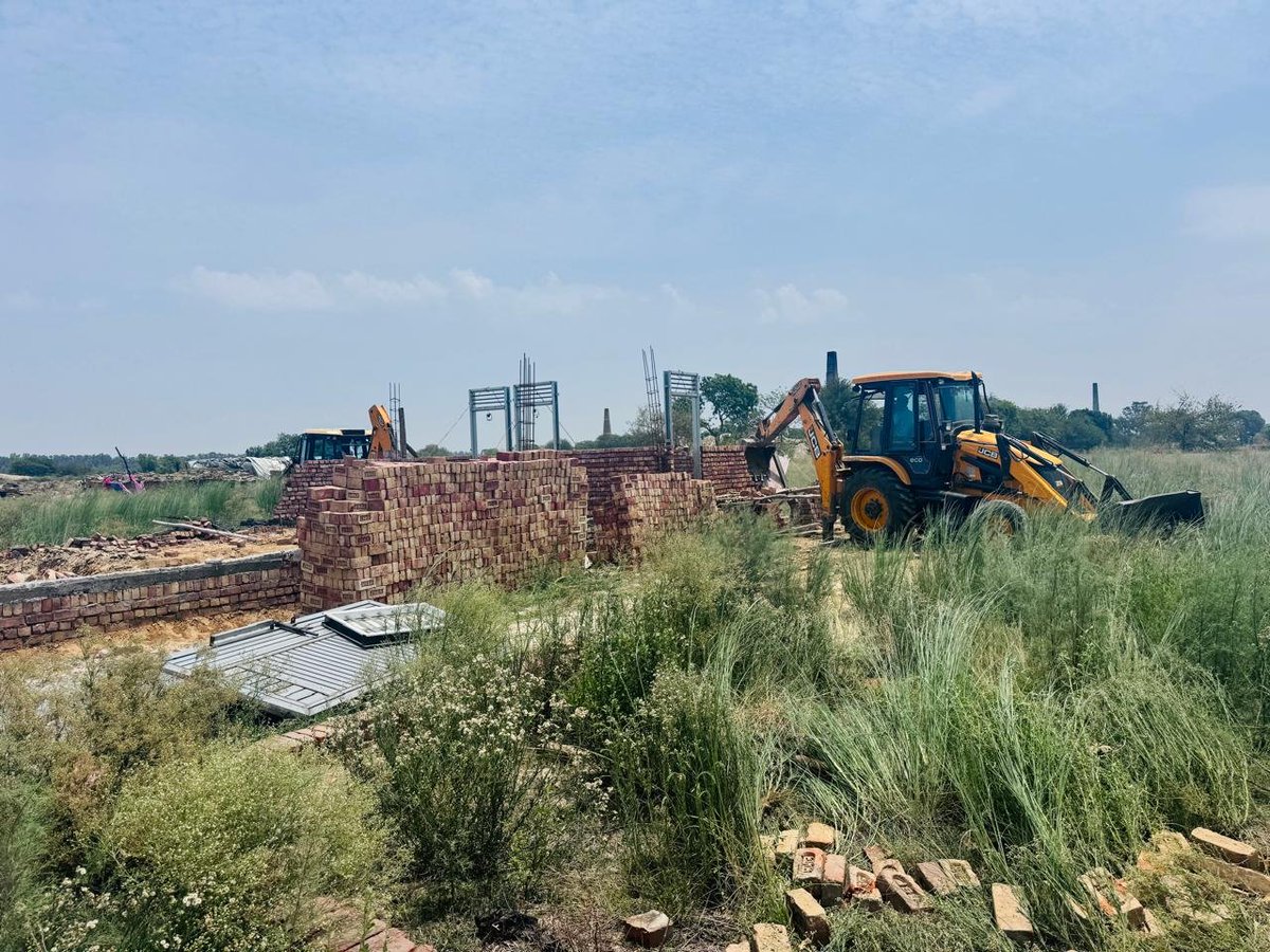 diprosonipat's tweet photo. 🚜🚫 अवैध निर्माणों के खिलाफ कार्रवाई जारी!
🏗️ #SMDA की टीम ने गांव नाहरी की राजस्व भूमि पर 3.5 एकड़ व 9 एकड़ में विकसित की जा रही अवैध कॉलोनियों को ध्वस्त किया। कार्रवाई के दौरान कुल 100 डीपीसी, 13 बाउंड्री वॉल, 4 निर्माणाधीन मकान, इंटरलॉकिंग टाइल रोड व मिट्टी के सड़क नेटवर्क को हटाया गया। 🚧
👩🏻💼 डीसी नेहा सिंह ने नागरिकों से अपील की कि अवैध कॉलोनियों में प्लॉट खरीदने से बचें। ऐसी कॉलोनियों में सड़क, पानी, सीवरेज व बिजली जैसी मूलभूत सुविधाएं उपलब्ध नहीं कराई जातीं।
✅ प्लॉट खरीदने से पहले यह अवश्य सुनिश्चित करें कि संबंधित कॉलोनी नियमानुसार स्वीकृत है।
#Sonipat #SMDA #IllegalColonies #UrbanPlanning #PublicAwareness 🚜🏡⚠️