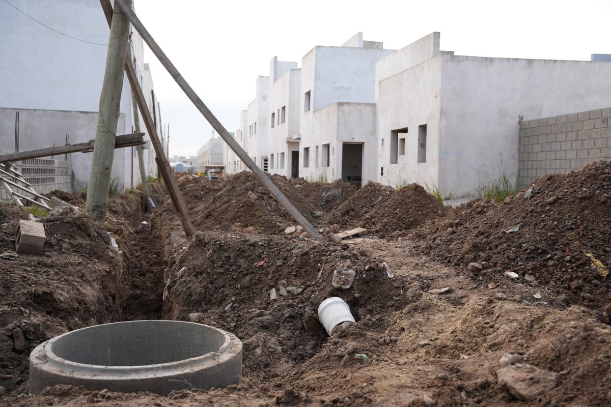 MinHabitatPBA's tweet photo. ¡Trabajamos para garantizar un hábitat justo en toda la Provincia de Buenos Aires!

En #Avellaneda, estamos financiando la infraestructura de 130 viviendas de los barrios Alianza y Maciel de Dock Sud. Estas obras incluyen redes de agua potable y cloacas, https://t.co/FV7FFGztfn