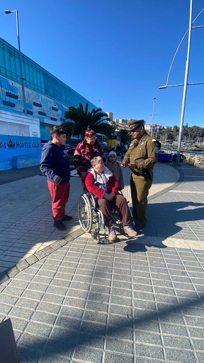 ZonaCarabValpo's tweet photo. Carabineros #MICC de #SanAntonio y #Llolleo, en el marco de las vacaciones de invierno y el aumento de turístas en la zona.
Recorren el sector del paseo #Bellamar, entregando recomendaciones y medidas de autocuidado, para prevenir que las personas sean víctimas de ilícitos. #CarabinerosDeTodos #LaPrevenciónEsNuestraEsencia