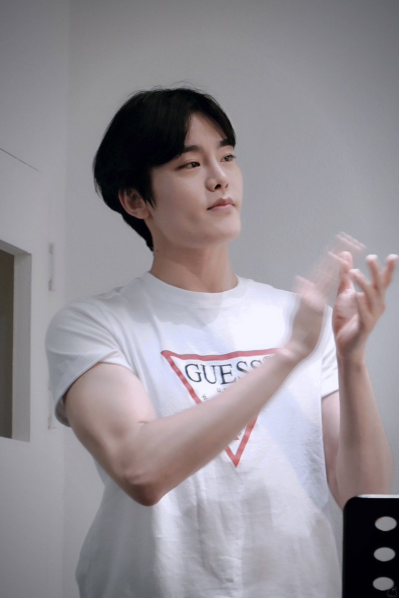 bottari_pic's tweet photo. 260614 21:00 <대머리였던가?> 커튼콜

바냐 #최정우 배우님 https://t.co/i2byT1Znnb