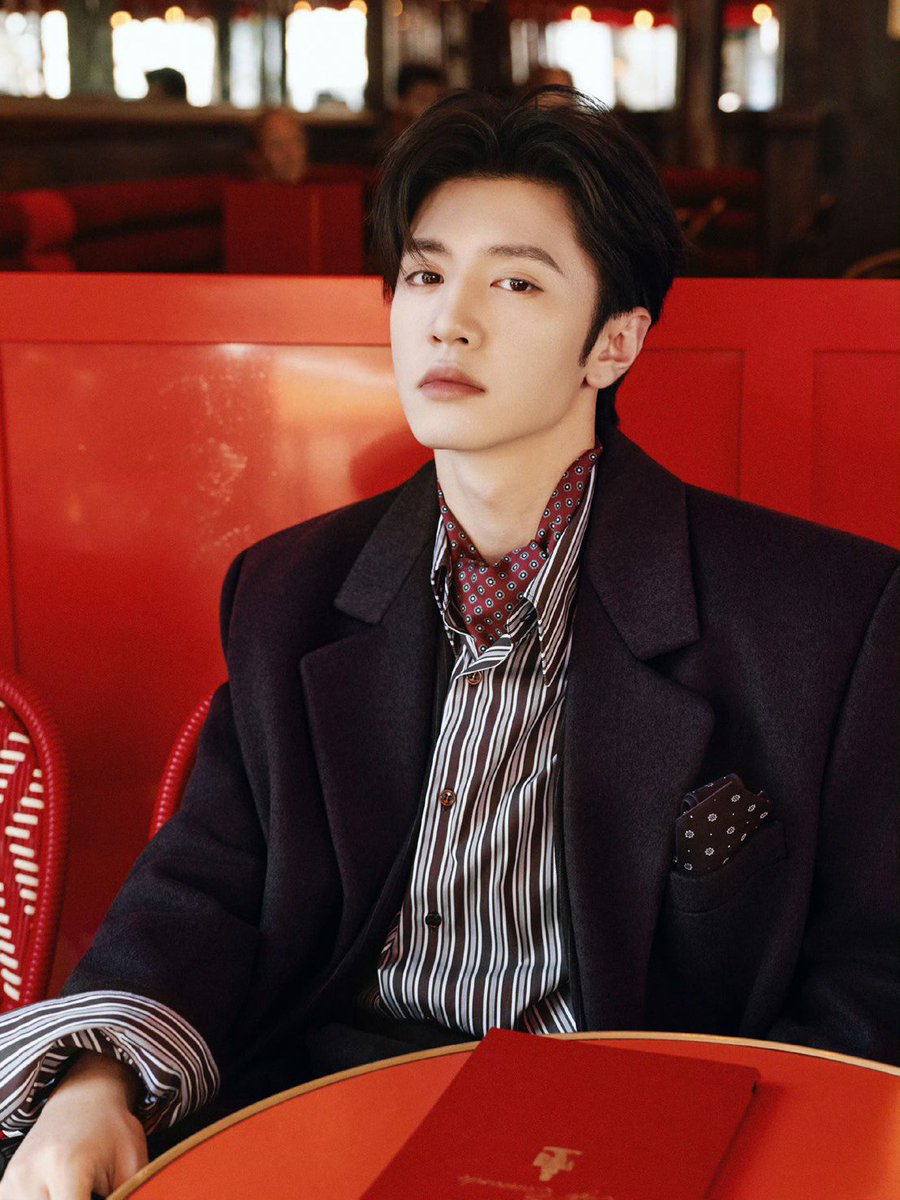 dadakrub_29's tweet photo. The sophistication of CHEN ZHEYUAN at SAINT LAURENT PFW is absolutely unmatched.
#ChenZheyuanxSaintLaurentSS27
#ChenZheyuanxSaintLaurent
#ChenZheyuan @YSL https://t.co/7FhxUH87Nf