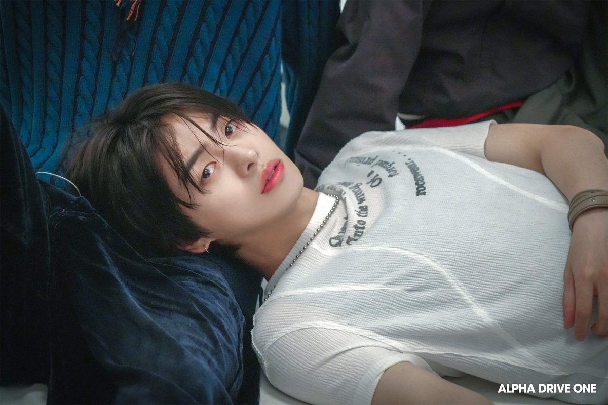 naronlhx's tweet photo. so grateful to the one who set up leohao's pose for this shot 🙂‍↕️ https://t.co/T5EjVZlAeg