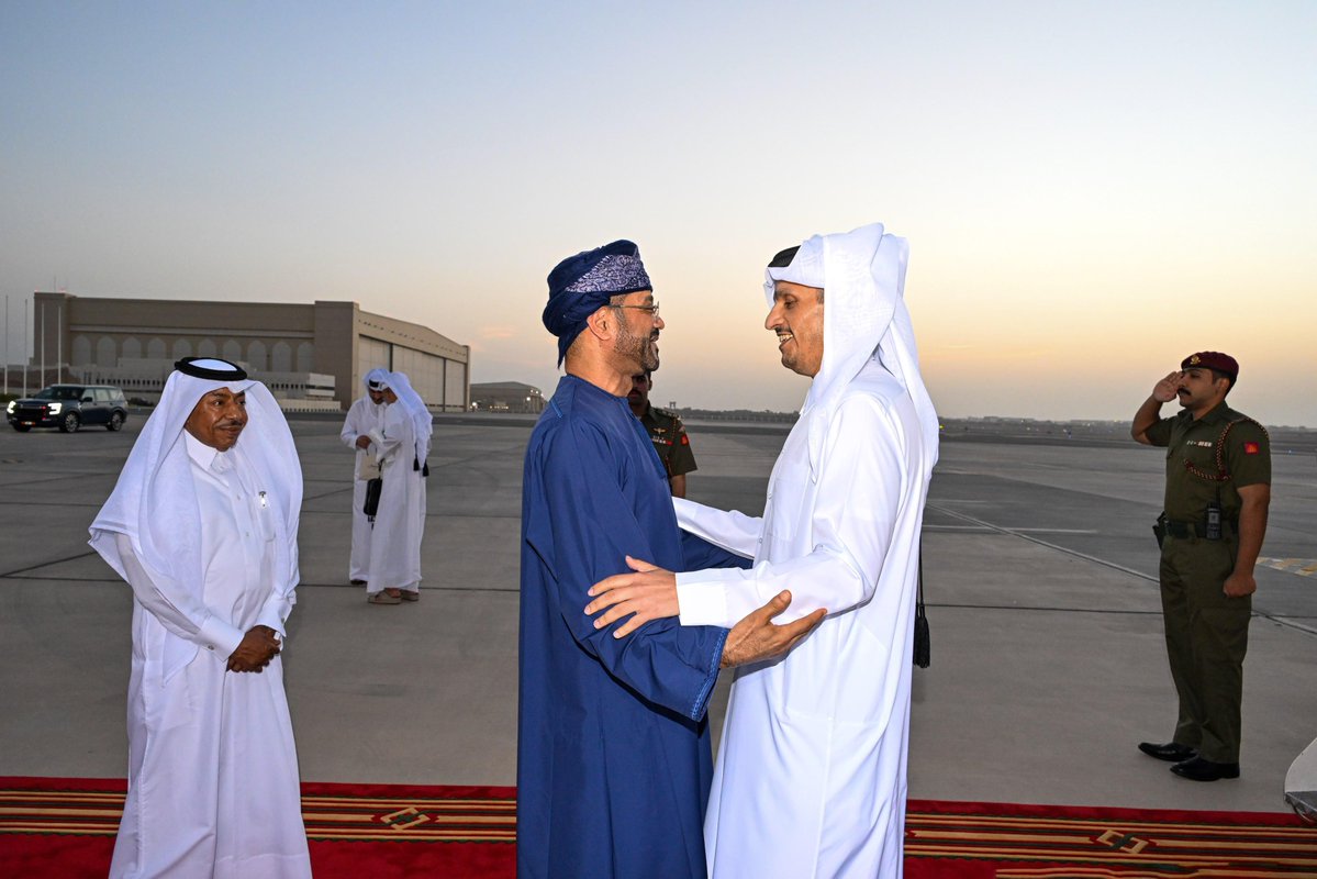 FMofOman's tweet photo. 📸 | استقبل معالي السيد بدر بن حمد البوسعيدي @badralbusaidi وزير الخارجية، مساء اليوم، معالي الشيخ محمد بن عبدالرحمن بن جاسم آل ثاني، رئيس مجلس الوزراء وزير الخارجية بدولة قطر الشقيقة، والوفد المرافق له، لدى وصوله إلى مطار مسقط الدولي في إطار زيارة عمل رسمية إلى سلطنة عُمان.

وتأتي الزيارة في إطار العلاقات الأخوية الوثيقة التي تجمع سلطنة عُمان ودولة قطر الشقيقة، وبحث سبل تعزيز التعاون والتنسيق بين البلدين في مختلف المجالات ذات الاهتمام المشترك.