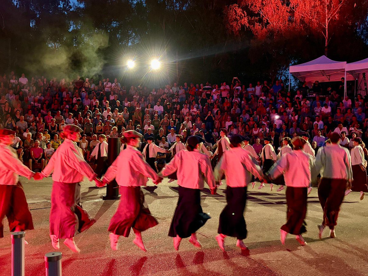 AdelvalDFA's tweet photo. 🌠 La noche de #SanJuan ha envuelto Arriaga en un ambiente mágico. 

Tras la visita a la ermita, ha tenido lugar una velada llena de simbolismo, donde la luz, la música y la danza se han unido para celebrar la tradición en la noche más corta del año. https://t.co/sTY09ajG3n