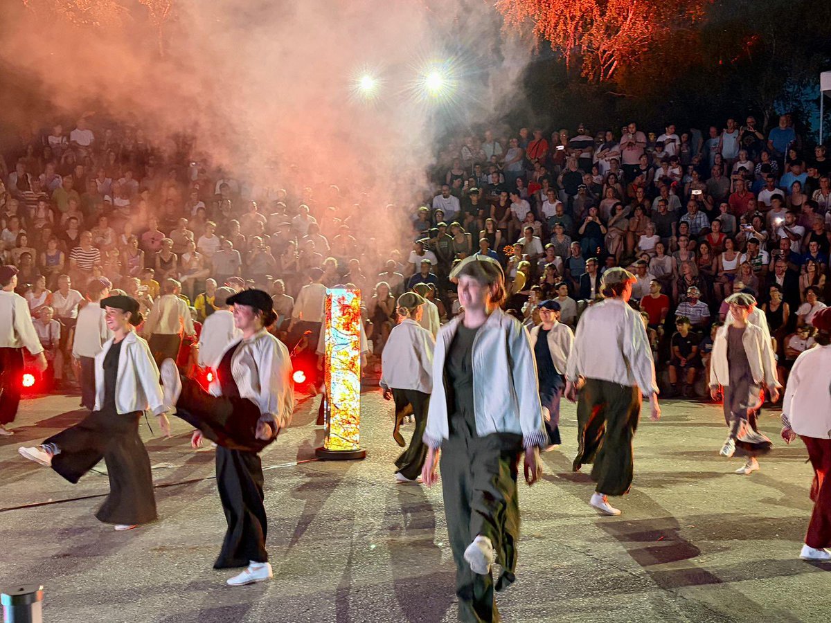 AdelvalDFA's tweet photo. 🌠 La noche de #SanJuan ha envuelto Arriaga en un ambiente mágico. 

Tras la visita a la ermita, ha tenido lugar una velada llena de simbolismo, donde la luz, la música y la danza se han unido para celebrar la tradición en la noche más corta del año. https://t.co/sTY09ajG3n