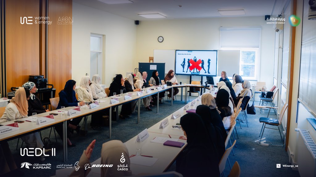 WEnergy_sa's tweet photo. من الرياض إلى فيينا، ومن القاعات التدريبية إلى المؤسسات الدولية.

افتتحت مشاركات برنامج #WEDLll المحطة الدولية من البرنامج بزيارة الأكاديمية الدبلوماسية في فيينا، في خطوة تعكس الانتقال من بناء المعرفة إلى التفاعل المباشر مع بيئات العمل الدبلوماسي وصناعة السياسات الدولية.

محطة أولى تفتح الباب أمام أسبوع حافل بالحوارات واللقاءات والزيارات التي تجمع بين الطاقة، والدبلوماسية، والقيادة النسائية. 

#ViennaPhase #WomenAndEnergy