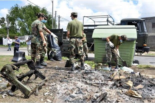 beachcombercito's tweet photo. Viven hablando mierda de "los milicos"
Los nombran como si fuera al diablo.

Pero en la primera de cambios, acuden a ellos para que los ayuden.

Hasta para juntar la basura.

Z U R D O S    D E     M I E R D A https://t.co/HUSfFIkP5a