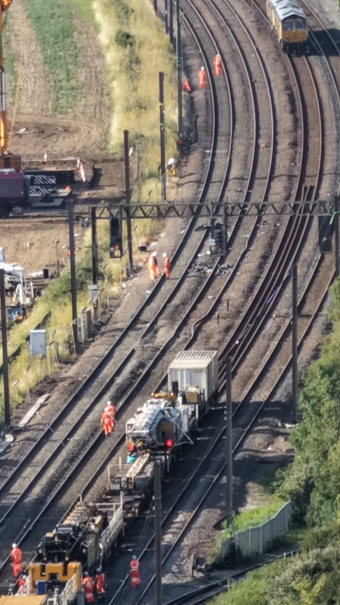 LutonEye's tweet photo. All the Bedford train crash carriages now removed from the track. Images from @masekwm https://t.co/AvezIRKww9