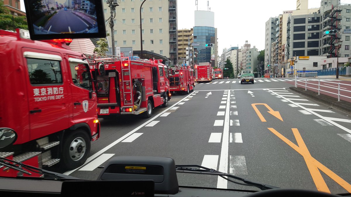 kenkundei's tweet photo. 駒込駅人身事故、駅周辺大変な事になってる！ https://t.co/jqqw6Vg7zg