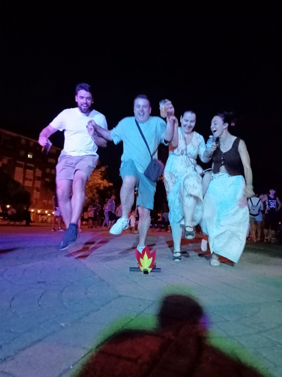 av_elcubo's tweet photo. @NueveCuatroUno @AytoLogrono  ¿¿quién dijo que no hay hoguera?? El barrio de EL Cubo un barrio con recursos, joven e ideas alternativas. GRACIAS @av_elcubo por una noche inolvidable. Gracias al mejor DJ Pablo Rey😘😘no se puede pedir más! https://t.co/YU0LHs6Dow
