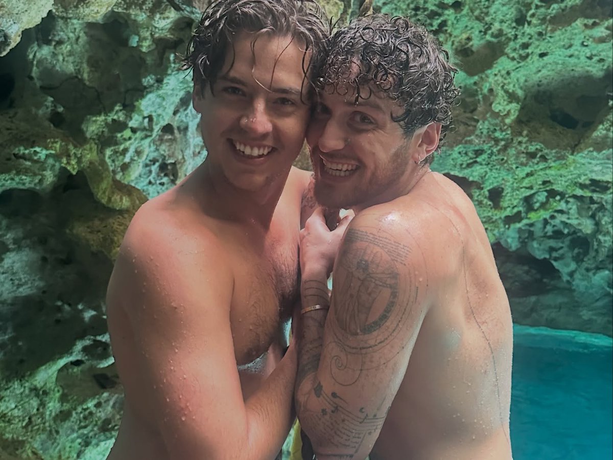 sprouseversion's tweet photo. Cole Sprouse com Bazzi e amigos em Tulum, México! https://t.co/qxBUxZer54