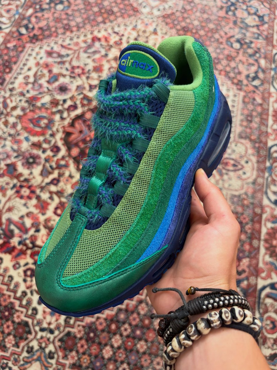 brandon1an's tweet photo. First look at the “Scarlet Macaw” and “Great Green Macaw” Air Max 95s, with colors inspired by the two parrot species. These will both drop next spring for $200. 

pics via wegotnotaste/IG https://t.co/M0qhCmyhmv