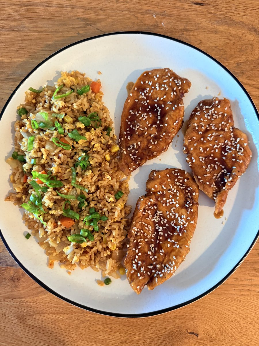 coookwithchris's tweet photo. I make fried rice almost every week because I pretty much always have leftover rice, protein and frozen veggies on hand🥡 https://t.co/mynvWfQ4f2