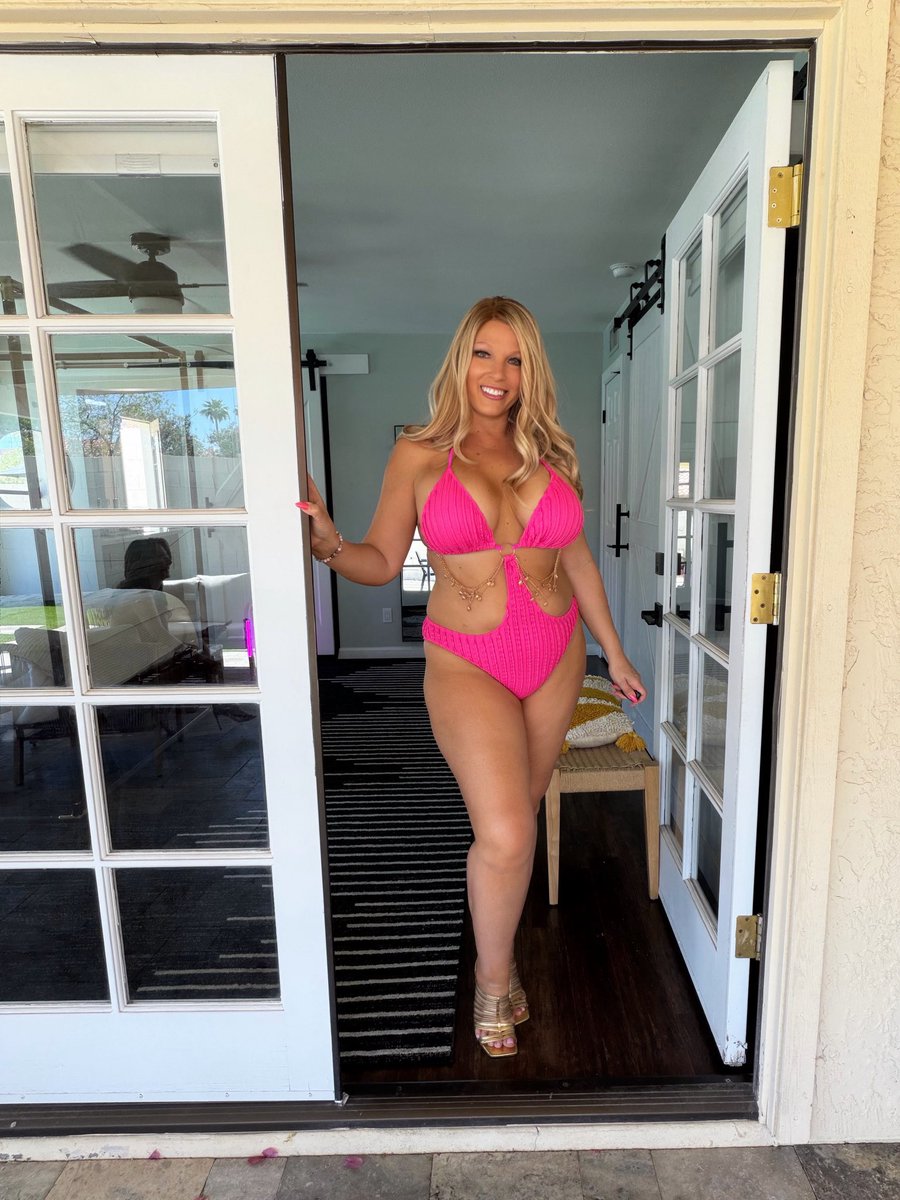 BrookeRyannd's tweet photo. Here to brighten your day! 💖. Did it work? https://t.co/iqLN5Y8lw0