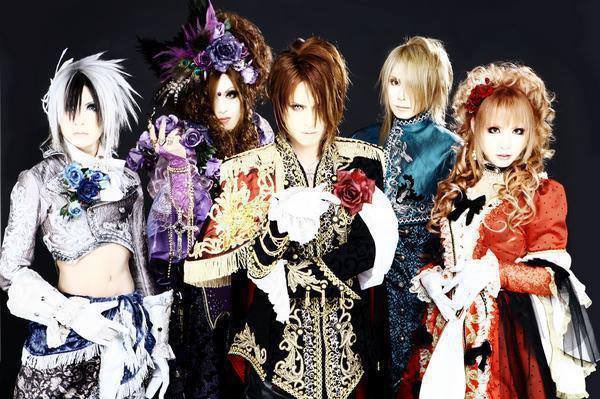 vr_noru's tweet photo. 【#ヴィジュアル系今日は何の日】
Versaillesが恵比寿LIQUIDROOMでの主催ライブ「-Versailles First Live- CHATEAU DE VERSAILLES -Descendant de Rose-」にて初ライブを開催した日。
(2007.6.24) https://t.co/9GOh56KIYf