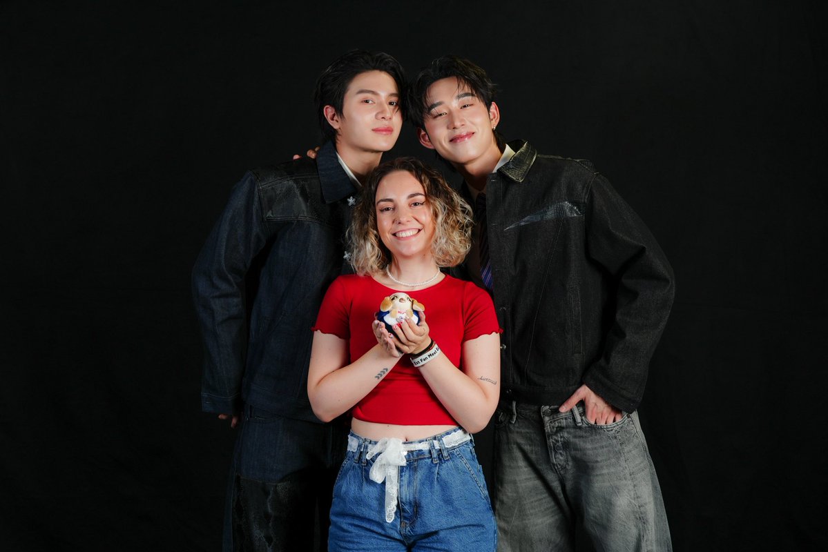 hongshisvn's tweet photo. without you, there wouldn’t be me
and no matter what happens,
I won't let anyone hurt us,
let us always be together like this
🫂

destined forever❤️💙

(you can actually see the tattoo in both pics I’m gonna cry)

#WilliamEstFMinFrankfurt 
#WilliamEst 
#williamjkp
#est_rvp https://t.co/hTVbZtrUE1