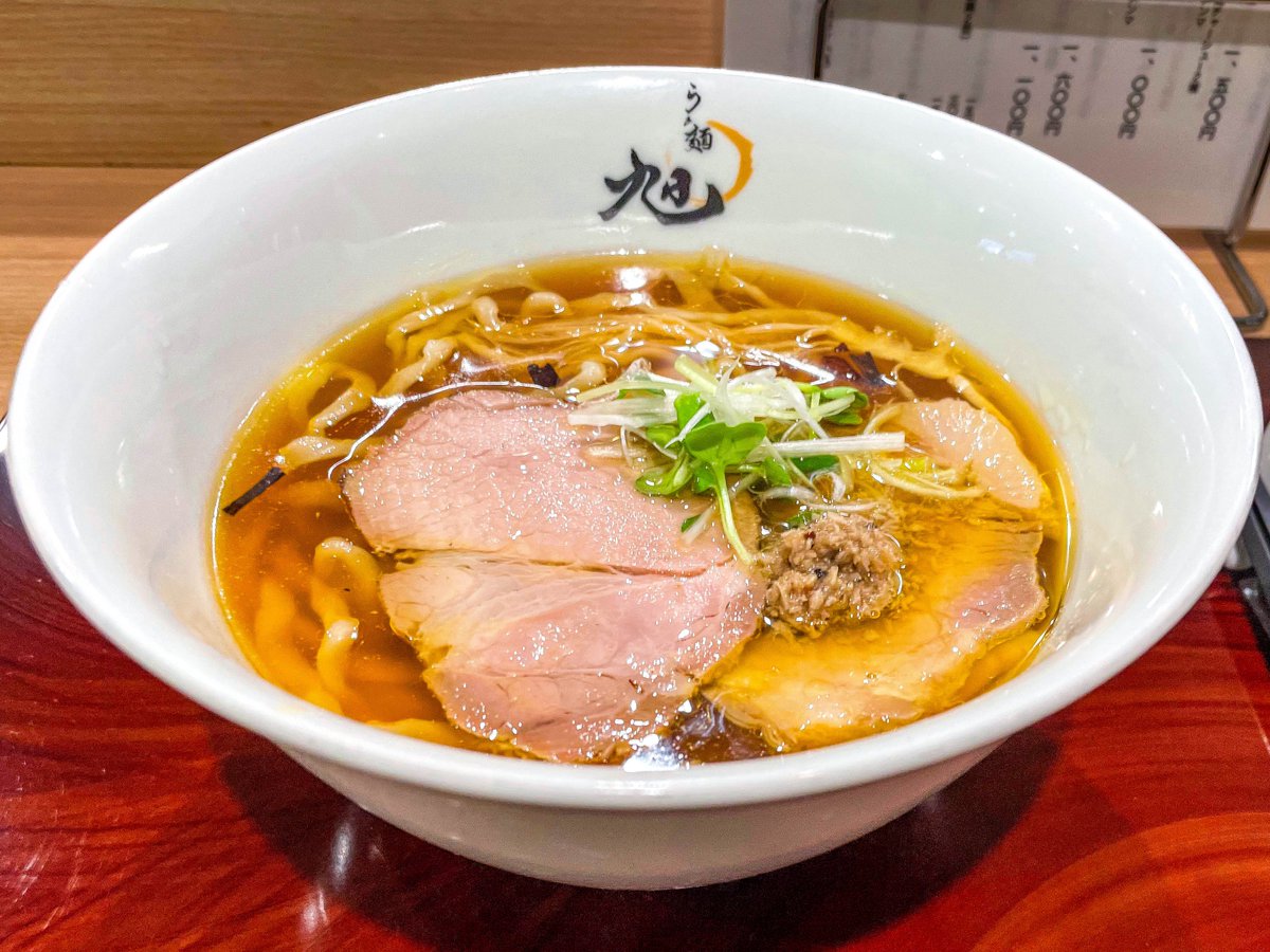 kugai_____'s tweet photo. らぁ麺旭＠浜田山

醤油らぁ麺

ファーストタッチは温度高めで山水地鶏の旨みや醤油のキレはあまり前に出て来ず、温度下がった後半にやや前面に。羽田製麺のピロピロ麺は太さがあり珍しいタイプで美味しい。焼豚は旨みしっかりで上質。

麺量少なく腹三分目くらいで連食向き。ご馳走様でした🌟 https://t.co/HzvStHcYtB
