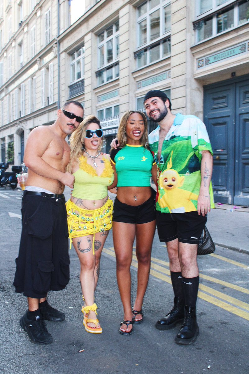 cyberkillsmusic's tweet photo. cachorrada em paris https://t.co/UEPL8K53Rv