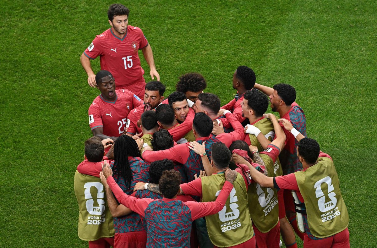 SeputarMadrid's tweet photo. Cristiano Ronaldo with the whole #Portugal team. ❤️🇵🇹 https://t.co/fb1kj7R11E
