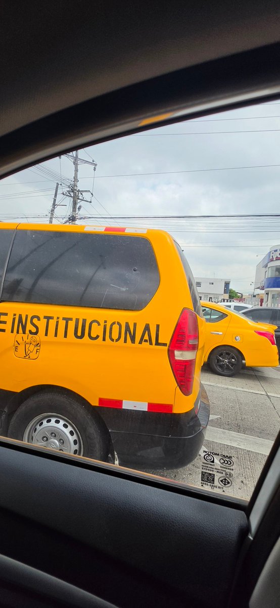veronmor's tweet photo. Seguramente x ahí el conductor de este "expreso escolar" debe andar diciendo q se topó con una loca xq no lo dejé rebasarme, sin embargo srs @ATM_Transito @ATMGuayaquil como puede un expreso escolar tener polarizados no estar cooperado y con placa con números ilegibles? https://t.co/Rl5nrsrRIi