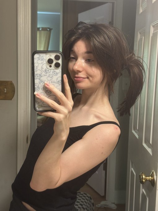 Ren - 2 pic. Asmongold subs in my mentions: "you never look straight at the camera bc ur insecure" Ok sorry i dont take selfies like a corny man but im not scared -- here u go ! still mog U, the pose is just stupid and unnatural. thats why i dont do it when i can just pose like a cutie https://t.co/pI16nzB6A6