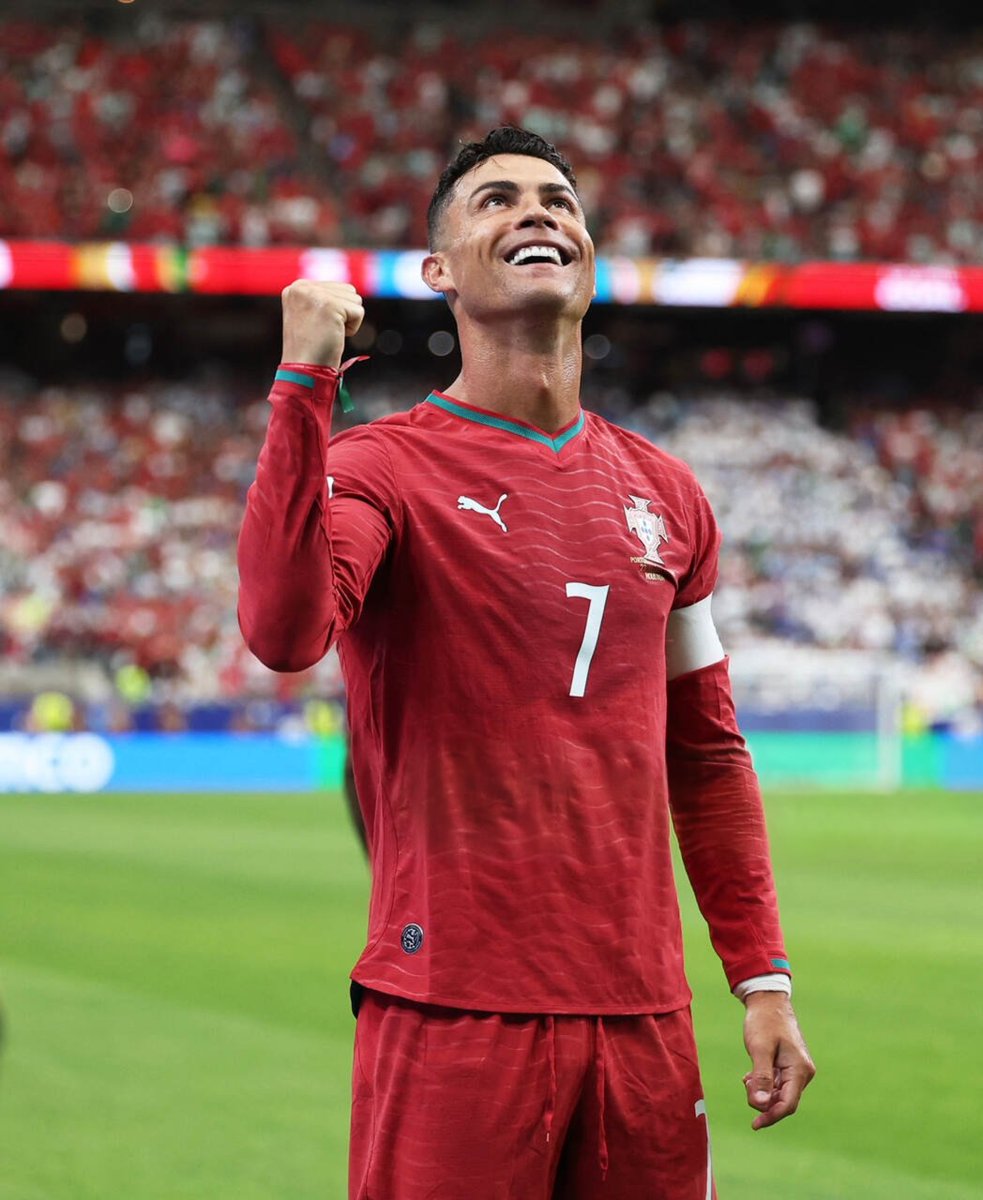 HQpcrt's tweet photo. Cristiano Ronaldo 🐐 #FIFAWorldCup https://t.co/A3fhK89HoD