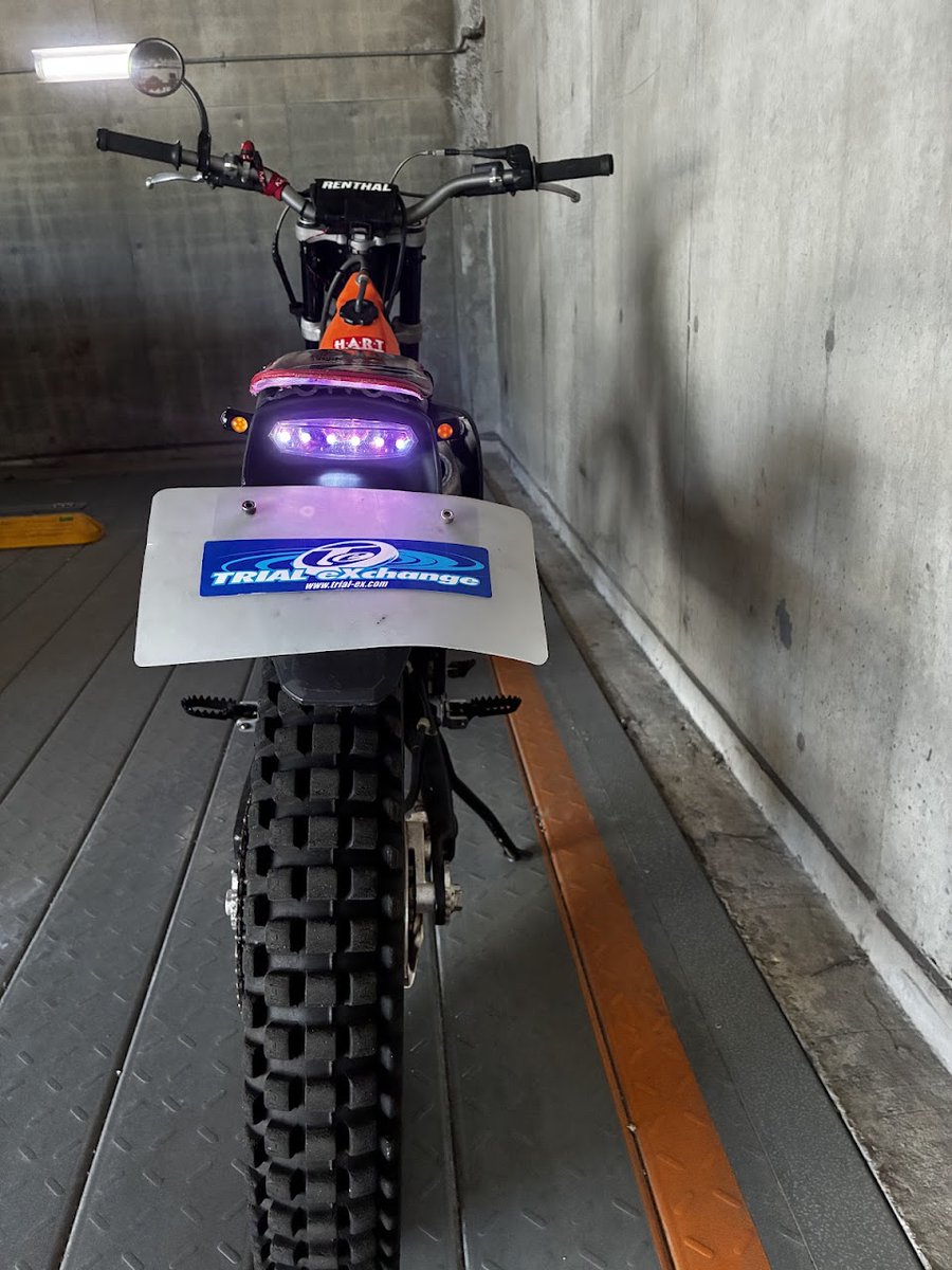 trial_ex's tweet photo. 保安部品フルLED、超小型前後ウインカーランプ、電源単3-12V、リア配線USBコネクター接続
カーボンフロントフォークカバー
S3ステップ
タイヤ前後5部山
montesaマグキルストラップ
グリップ・グリップエンド新品
クラッチ側ショートレバー
ダブルリアフェンダー
エンジン・ミッションオイル交換済み https://t.co/gmRcEe3Y62