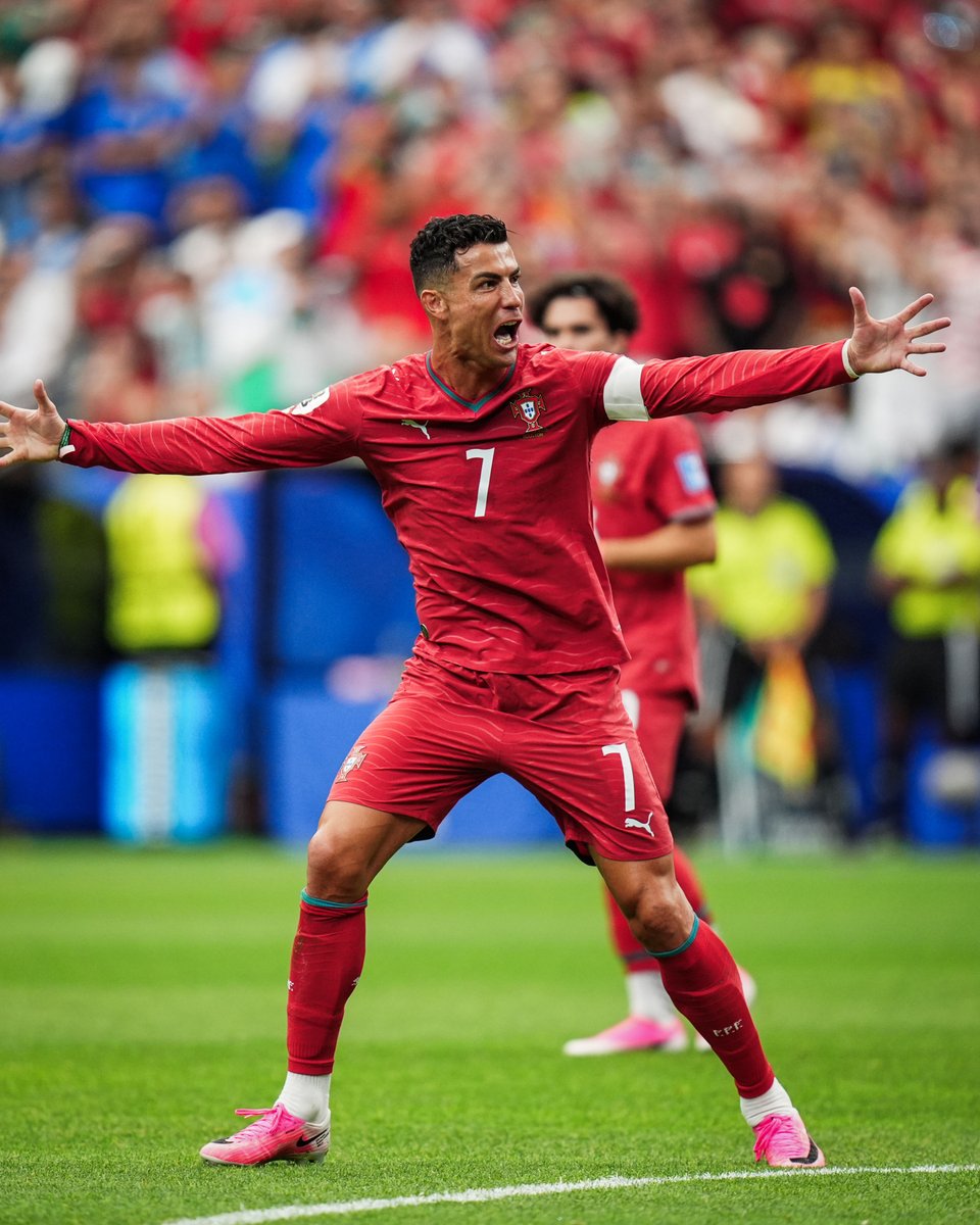 Footballtweet's tweet photo. 🔥 Highest international goalscorers in football history:

🥇 Cristiano Ronaldo — 145 goals. 🇵🇹
🥈 Lionel Messi — 122 goals. 🇦🇷
🥉 Ali Daei — 109 goals. 🇮🇷
⚽ Sunil Chhetri — 95 goals. 🇮🇳
⚽ Romelu Lukaku — 90 goals. 🇧🇪
⚽ Robert Lewandowski — 89 goals. 🇵🇱
⚽ Mukhtar Dahari — 89 goals. 🇲🇾
⚽ Ali Mabkhout — 85 goals. 🇦🇪
⚽ Ferenc Puskás — 84 goals. 🇭🇺