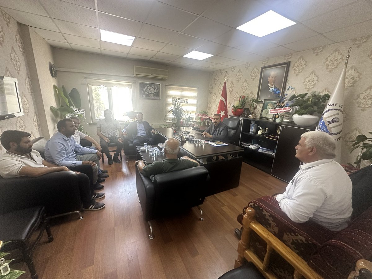 hidayetbaysal8's tweet photo. Şanlıurfa Esnaf ve Sanatkârlar Odaları Birliği’ni hayırlı olsun ziyaretinde bulunarak Başkan Vekili Sami Öge ve yönetimiyle bir araya geldik.
Şehrimizin ekonomisine katkısı olan esnaf ve sanatkârlarımızın sorunları, beklentileri ve çözüm önerileri üzerine verimli bir görüşme gerçekleştirdik. Nazik ev sahiplikleri ve samimi misafirperverlikleri için kendilerine teşekkür ediyor, ortak akıl ve istişareyle Şanlıurfa’mız için çalışmaya devam edeceğimizi ifade ediyoruz.
Esnafımızın güçlenmesi, şehrimizin güçlenmesi demektir. @Ahmet_Davutoglu @yesilyurt_ @GelecekPartiTR @oge_sami @gelecek63 @MHelvaci63 @EminKancur @ihalildag @MustafaKancur @Cahitbayram63