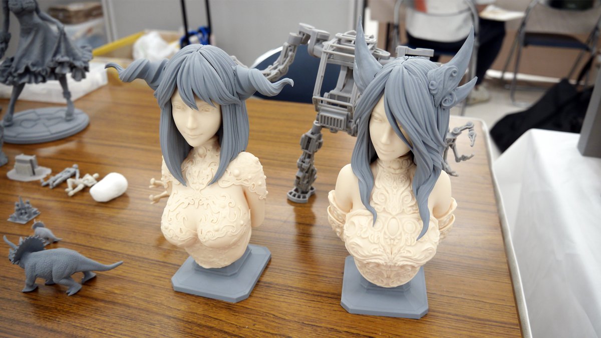mugenrenpou's tweet photo. JRRF2026で、Qholia様（@Qho_MetalWorks）へ参りました。

テーブルの上に広がる奇跡の光景に、多くの人々から感嘆の声が聞こえてきました。有数のメーカーの方々の反応を伺うと、やはり驚異的な結果であるとの再確認が促されました。

3Dプリンター Qholia開発者の多夢さん（@tamu_tom）と、様々なお話をさせていただければ、当ブースが斜め前に配置されており、貴重な瞬間を見つめるが叶いもしました。　　　　　　

JRRF2026でご一緒でき、とっても嬉しく幸いなのです。ありがとうございました(＠ω＠)/

#Qholia #3Dプリンター #3Dプリント