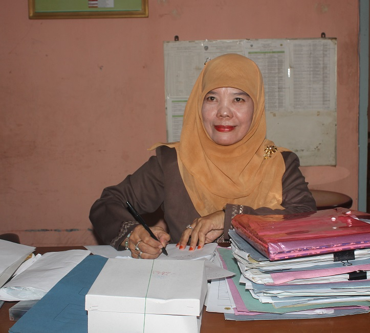 dimarsasongko98's tweet photo. APA KABARMU, Pak/Bu Penjaga Sekolah & TU Honorer?

Kamu yang buka pintu gerbang sebelum guru datang.

Kamu yang tutup gerbang setelah semua orang pulang.

Kamu yang ketik data ribuan siswa, urus arsip, tanda tangani surat keluar-masuk sampai tangan pegal.

Tapi satu hal yang tak pernah berubah sejak puluhan tahun: Namamu tidak pernah masuk headline.

Izinkan saya masukin njenengan ke headline walau untuk sejenak