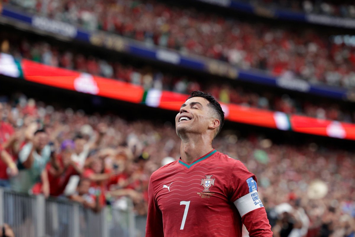 AaqibHashmi6's tweet photo. Ronaldo scored a brace at 41.
The oldest player EVER to score a brace at a World Cup.
This  men is  not from this planet.💀🇦🇷🇵🇹
#Ronaldo #CR7 #Portugal #WorldCup2026 #Messi #GOAT #Football #FifaDünyaKupası #OldestEver #CR7Record #Eusebio #Road1000 #974Goals #PORvsUZB  #GOAT🐐 https://t.co/OFcwDMpNzd