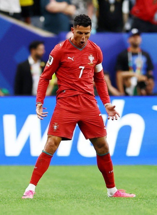 joy_zelda's tweet photo. Who is the GOAT ???

Retweet Cristiano Ronaldo
Like for Lionel Messi https://t.co/Qk1EzRGMZi