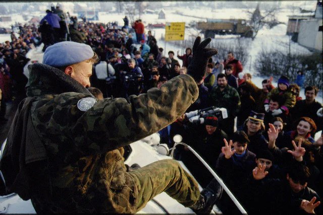 O8lI5's tweet photo. Serbian troops and peacekeepers in Sarajevo, Bosnia (1994/95) https://t.co/oNXAASQeES