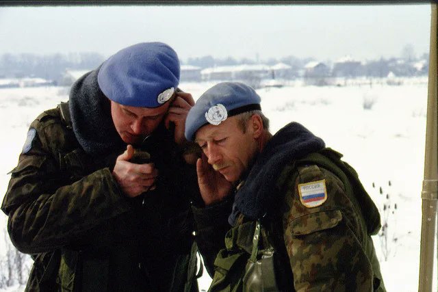 O8lI5's tweet photo. Serbian troops and peacekeepers in Sarajevo, Bosnia (1994/95) https://t.co/oNXAASQeES