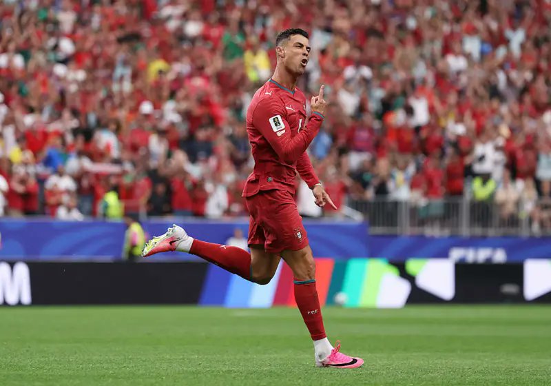 rbarwanda's tweet photo. Rutahizamu w’Ikipe y’Igihugu ya Portugal, Cristiano Ronaldo, yashyizeho agahigo ko kuba umukinnyi wa mbere utsinze ibitego mu bikombe by’Isi bitandatu bitandukanye.

Ni nyuma y’igitego yatsinze mu mukino uhuza Portugal na Uzbekistan, ku mugoroba wo kuri uyu wa Kabiri, kuri NRG Stadium, isigaye yitwa Houston Stadium, kubera imikino ya 2026 FIFA World Cup.

Ronaldo bakunda kwita CR7, yatsinze ibitego mu 2006, 2010, 2014, 2018, 2022 na 2026. #RBASports #FIFAWorldCup