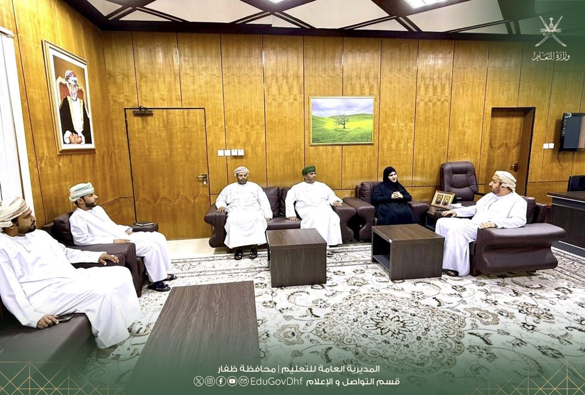 EduGovDhf's tweet photo. #تعليمية_ظفار

تعليمية ظفار تقف على جاهزية المدارس والسكنات بولاية مقشن

قامت الدكتورة ميزون بنت بخيت الشحري، المديرة العامة للمديرية العامة للتعليم بمحافظة ظفار، صباح اليوم بزيارة ميدانية إلى مركز دبلوم التعليم العام بولاية مقشن.

وفي إطار حرص تعليمية ظفار  على المتابعة الميدانية المستمرة ورفع مستوى الجاهزية لخدمة الميدان التربوي.، التقت الدكتورة المديرة العامة بسعادة الشيخ هلال بن علي المعمري والي ولاية مقشن، وكذلك بالشيخ عوض سالم محمد مسن نائب والي مقشن بنيابة مندر الضبيان، والشيخ سهيل بن سعيد سالم مسن نائب والي مقشن بنيابة مرسود، حيث جرى بحث عدد من الموضوعات المتعلقة بالاستعدادات للعام الدراسي القادم، وتعزيز الجهود المشتركة الداعمة للعملية التعليمية.