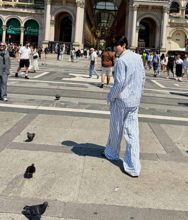 _AlessandraMM's tweet photo. oh, soobin ha fatto la conoscenza dei famosissimi piccioni delle piazze italiane, questa sì che è un'autentica esperienza italiana 🤣 https://t.co/9LfHVBRPe0