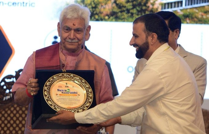 Sheikh_Khalid0's tweet photo. Empowering villages, transforming governance.  LG Manoj Sinha highlighted J&amp;K’s governance transformation through strengthened Panchayati Raj institutions, citizen-centric administration and digital innovation—expanding online services from 35 to 1,100+ https://t.co/RHwGdb7g1w
