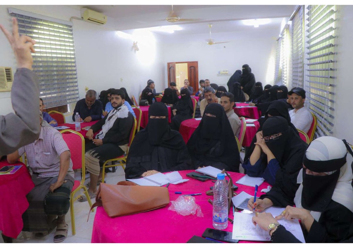 AbaadHub's tweet photo. ناقشت جلسة حوارية في #شبوة التحديات الأمنية والرقمية والاجتماعية التي تؤثر على أمان النساء ومشاركتهن المجتمعية، بمشاركة 90 مشاركًا ومشاركة. وأوصت بتعزيز الحماية الرقمية، وتطوير آليات الاستجابة للجرائم الإلكترونية، وتوسيع خدمات الدعم للنساء. #حقوق_المرأة #تكتل_ابعاد #اوكسفام https://t.co/YXknjMaBFA