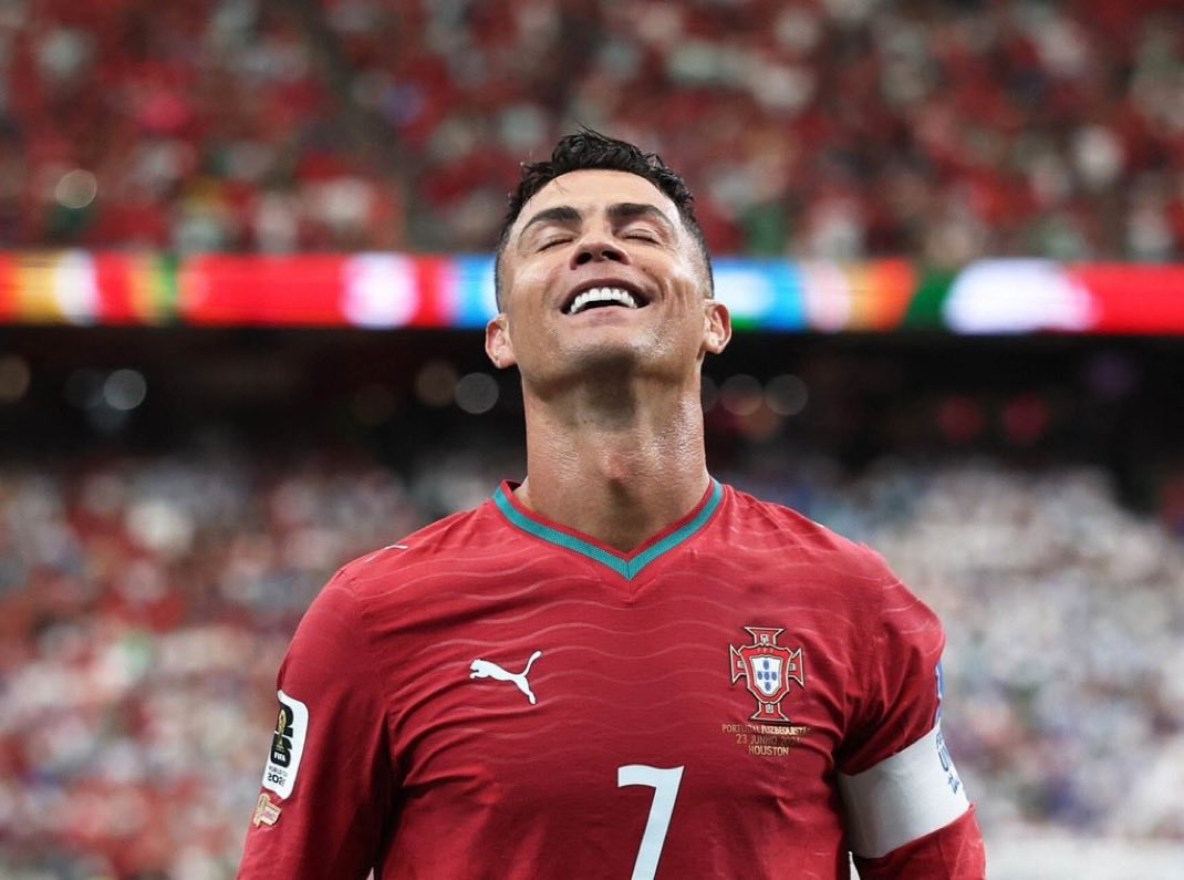 mim99h's tweet photo. شيء ما يستوعبه العقل والله 

كيف لاعب بعمر 41 سنة مازال يقود منتخبه للأمجاد

ياخي المتعارف عليه ان اللاعب يعتزل دوليا بعمر 34 
ويرحل لدوريات بعيده عن الأنظار للبحث عن الأموال 

لكن رونالدو ؟ 
بعمر 41 يقود البرتغال للمنافسة على كاس العالم 

والله ماعرف كيف بيكون حال البرتغال بدونه https://t.co/LOAmi10OGU