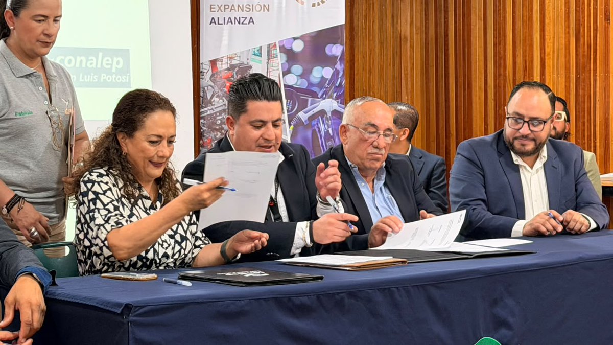 SNESanLuis's tweet photo. 📢 ¡𝗜𝗺𝗽𝗼𝗿𝘁𝗮𝗻𝘁𝗲 𝗲𝘃𝗲𝗻𝘁𝗼 𝗲𝗻 𝗲𝗹 𝗖𝗼𝗻𝗮𝗹𝗲𝗽 𝗣𝗮𝗱𝗶𝗹𝗹𝗮 𝗦𝗲𝗴𝘂𝗿𝗮! 🚗✨

El Prof. Crisógono Sánchez Lara, titular de la Secretaría del Trabajo y Previsión Social de San Luis Potosí, tuvo el honor de ser testigo de la firma de un convenio... https://t.co/FhqZYi9PfA