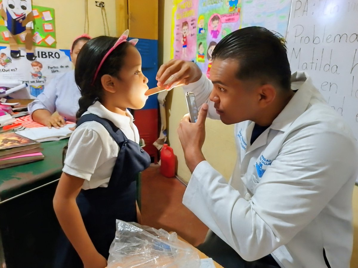 IpasmeOficial's tweet photo. El equipo de la Unidad Médica Anaco llevó el programa "Vida Saludable con Ipasme" a la E.R.E.B Bicentenario del Libertador.
Atención integral y formativa a docentes, administrativos, obreros y estudiantes con:
• Medicina General 
• Servicio Social 
• Sesiones educativas https://t.co/Gjo0Yf01dz
