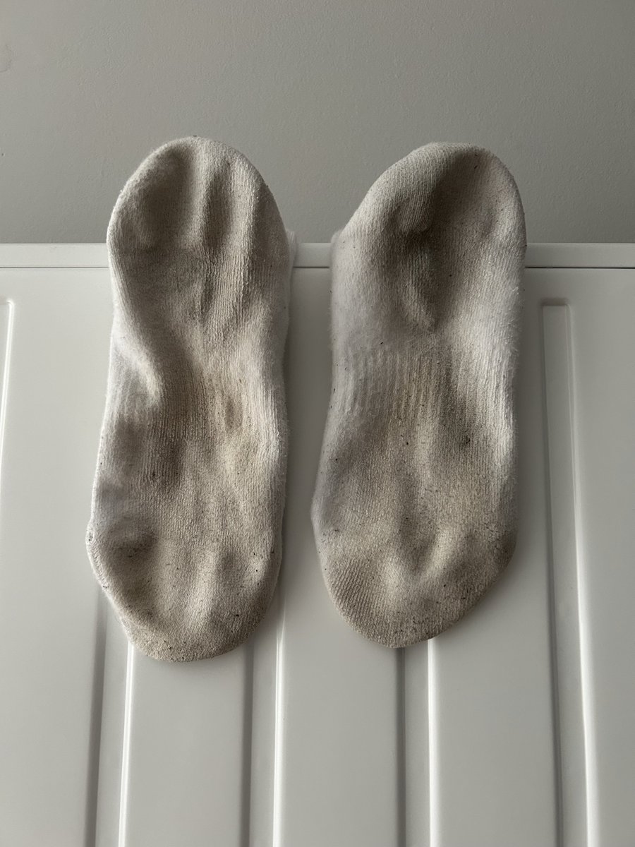 lvefeet's tweet photo. Les chaussettes du soir de Daddy….elles tiennent debout toutes seules…c’est parfumé 🐽🔥 
#socks #dirtysocks #kiffeur #mansmell #smelly #sweaty #cho7 #Tn #sniff #feet #malefeet #soles #toes #stinky #musky https://t.co/D8NlpR8D35