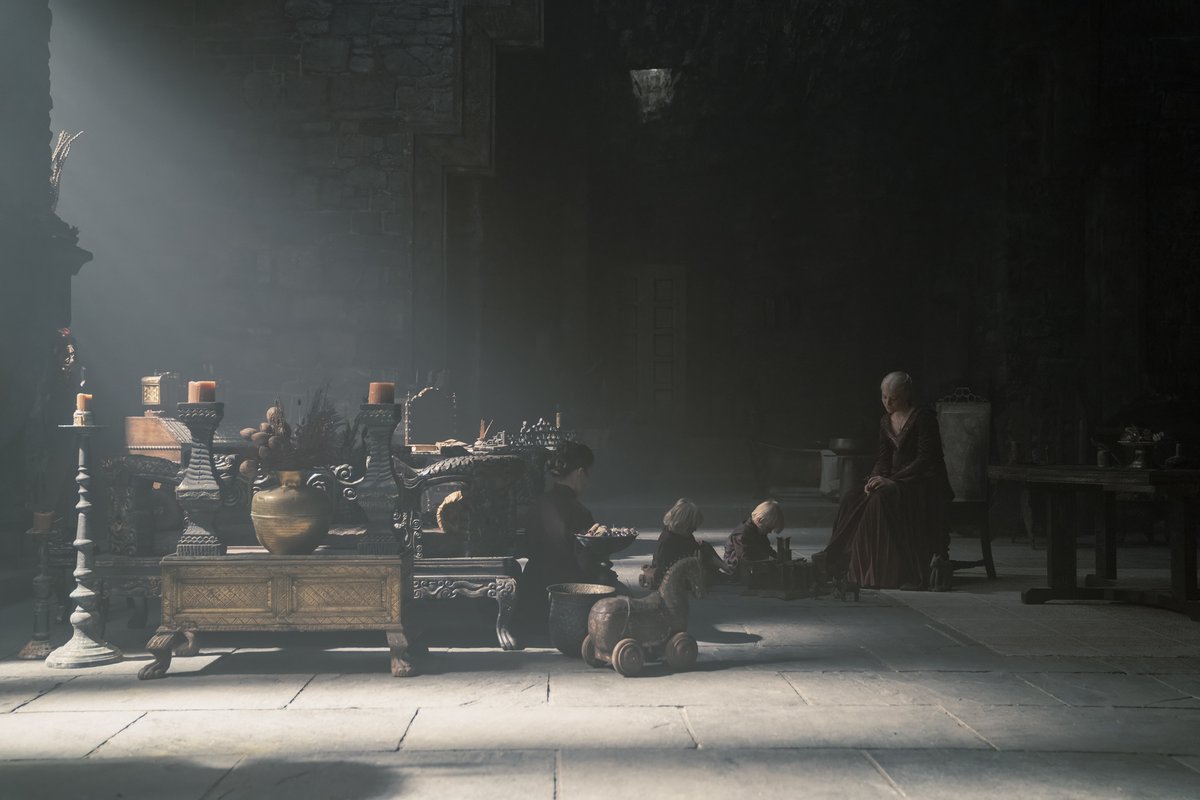 HODTurkey's tweet photo. Ryan Condal, Rhaenyra'nın çocukları Aegon ve Viserys'in neden kitapta olduğu gibi Boğaz Savaşı bölümünde yer almadığına değindi:

"En küçük çocukları henüz bu tür karmaşık dramatik sahnelerde ve büyük aksiyon sekanslarında yer alabilecek yaşta değiller. Bu hem güvenli değil hem de pratik değil. Bu yüzden yapım sürecinin oldukça erken bir aşamasında bu kısmı hikâyeden çıkarmak zorunda kaldık."