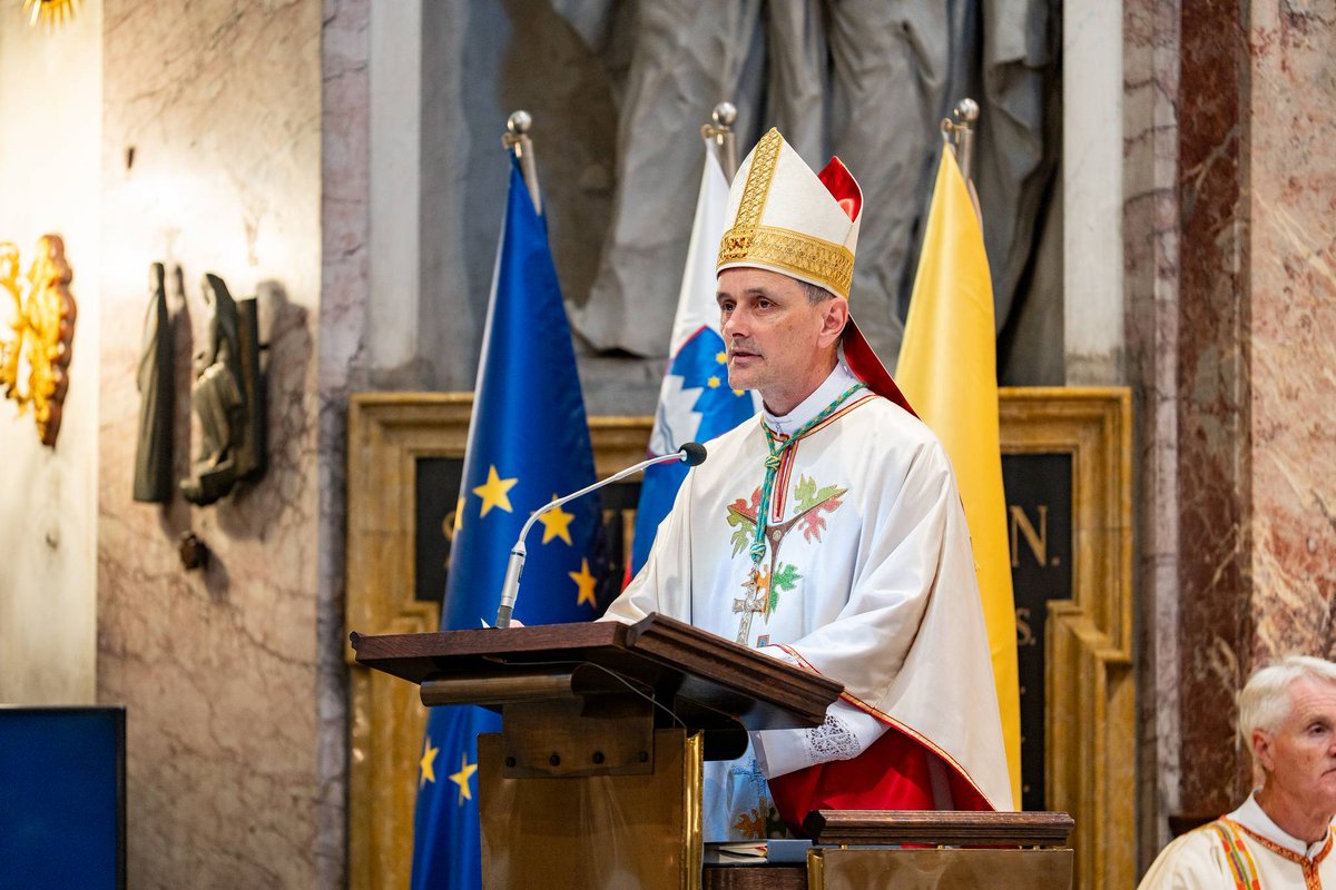 katoliskacerkev's tweet photo. Novomeški škof Andrej Saje, predsednik Slovenske škofovske konference, je pri sveti maši za domovino poudaril, da domovina potrebuje ljudi preroške drže, ki poslušajo Boga, govorijo resnico ter zvesto služijo skupnemu dobremu.
Povezava: https://t.co/j90L0jDjq8
Foto: Rok Mihevc https://t.co/VMxm1yTdV5