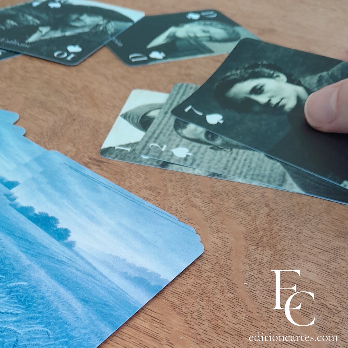 Editioncartes's tweet photo. Parce qu'un jeu de cartes traverse le temps.

Les mêmes cartes passent de main en main, de génération en génération, usées aux coins mais toujours vivantes.

Il tient dans une poche, s'emporte partout et accompagne les moments ordinaires de la vie depuis des siècles ... https://t.co/irJtajlhZF