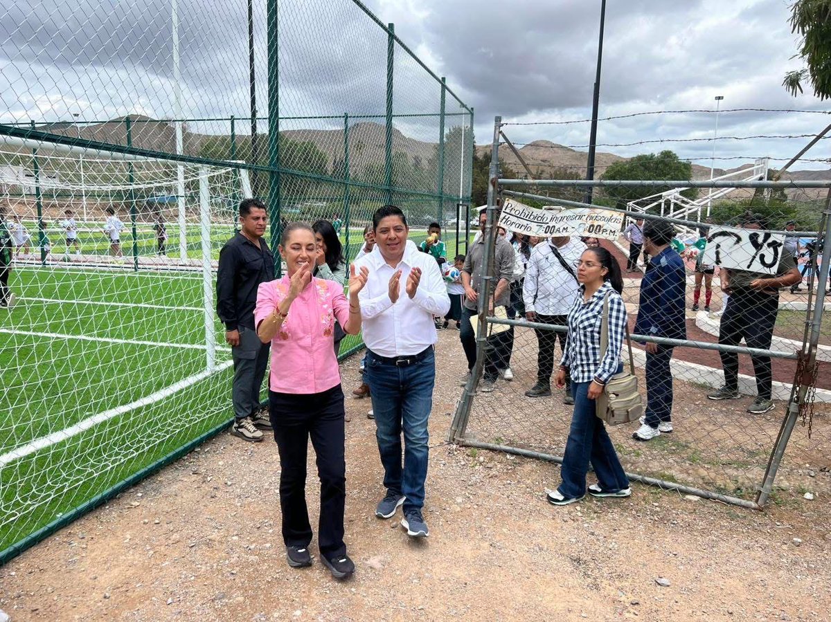CorazonUrbanoAc's tweet photo. ⚽🤝 Celebramos la inauguración de la nueva cancha mundialista en Santa María del Río SLP, resultado del trabajo conjunto con la Presidenta de México, SEDATU, el Gobierno de SLP, el Ayuntamiento de Santa María del Río y Urbaniconstrucciones GrayColors S.A. de C.V. https://t.co/dYA6t6etVk