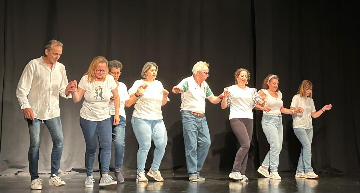CCult_Guiju's tweet photo. 💃 Finalizan las clases de baile y danza de la Escuela Municipal con una gran actuación que mostró el esfuerzo, la dedicación y la ilusión de todo el alumnado.

👏 Gracias a los alumnos y a su profesora por una magnífica muestra de talento y trabajo.

☀️ ¡Feliz verano! https://t.co/8pdOpWOSLe