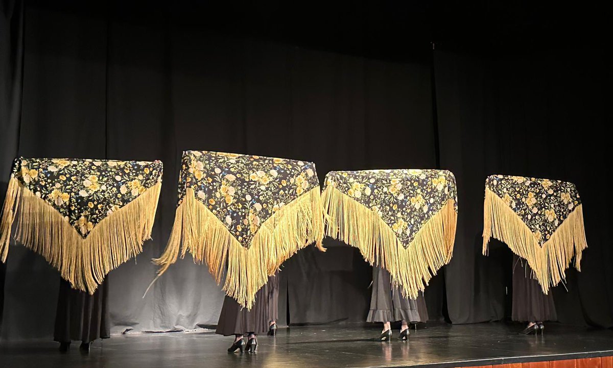 CCult_Guiju's tweet photo. 💃 Finalizan las clases de baile y danza de la Escuela Municipal con una gran actuación que mostró el esfuerzo, la dedicación y la ilusión de todo el alumnado.

👏 Gracias a los alumnos y a su profesora por una magnífica muestra de talento y trabajo.

☀️ ¡Feliz verano! https://t.co/8pdOpWOSLe